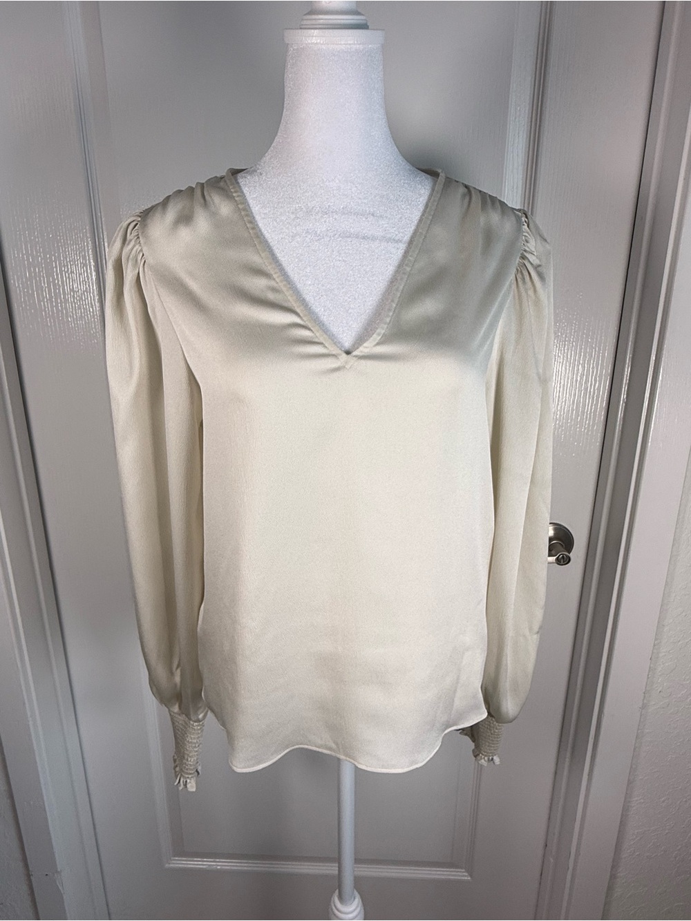 NWT Express Cream V-Neck Long Sleeve Blouse Size Small (068)